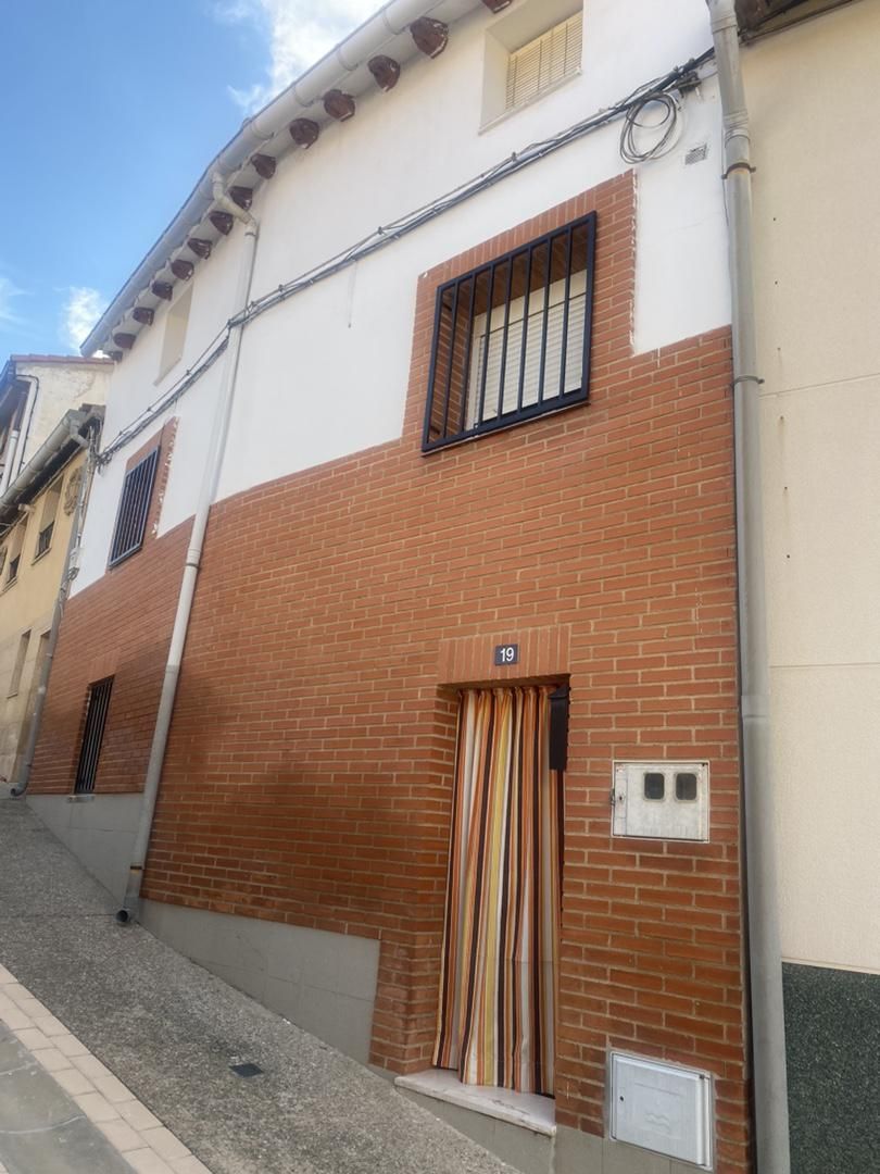 Vista exterior de Casa adosada en venda en Milagro amb Moblat