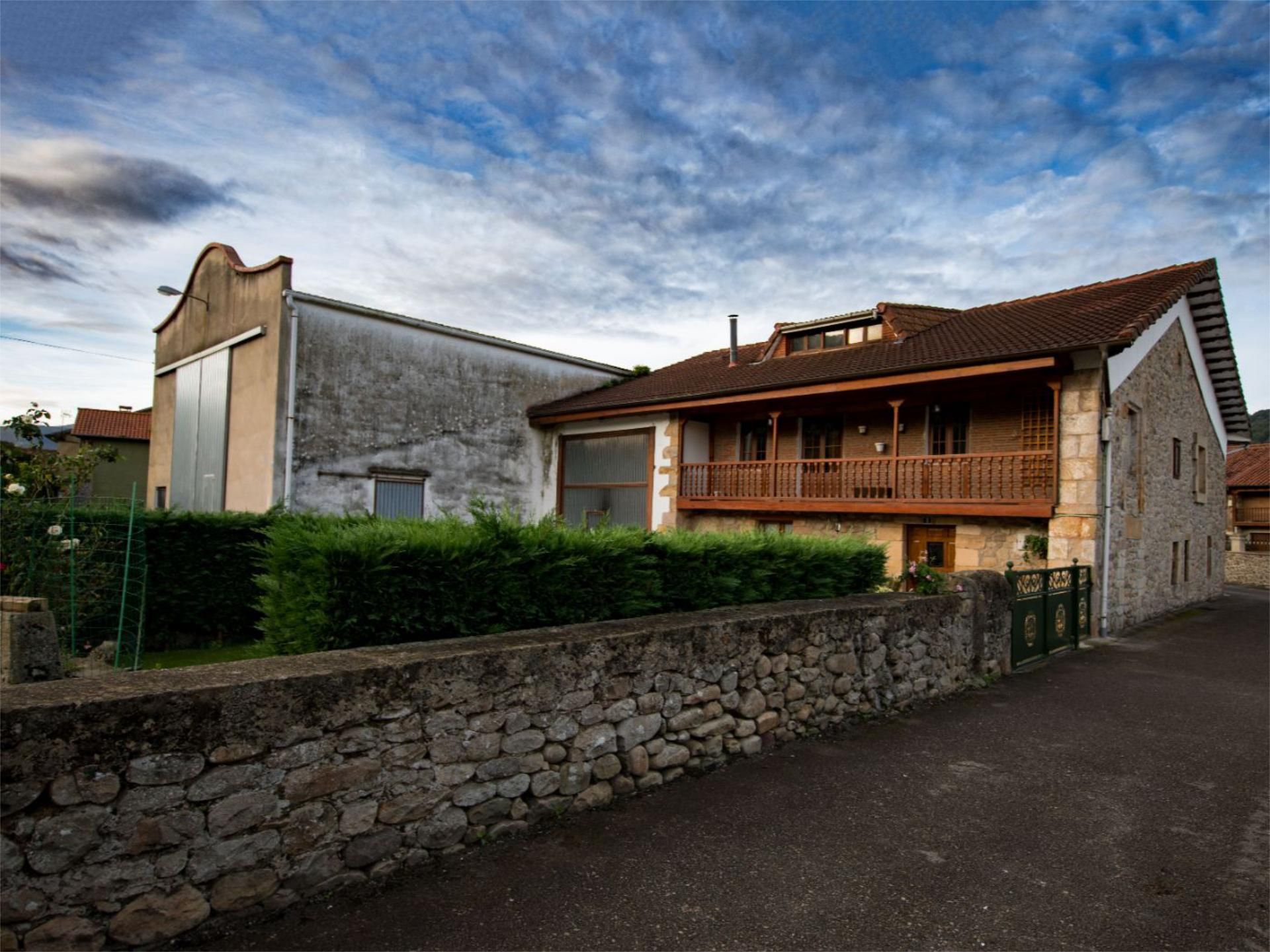 Exterior view of House or chalet for sale in Santiurde de Toranzo  with Terrace and Balcony