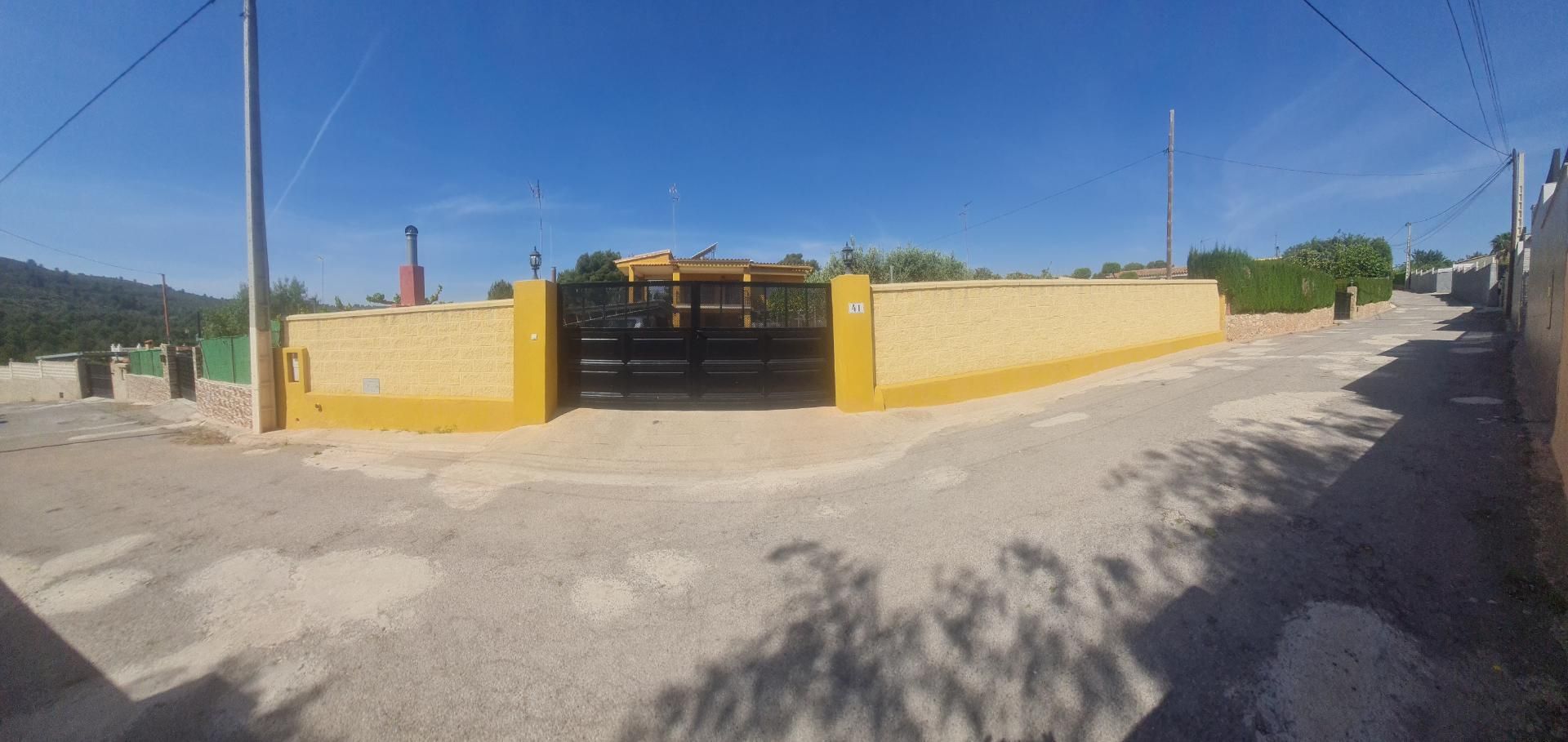 Vista exterior de Casa o xalet en venda en L'Alcora amb Aire condicionat, Terrassa i Piscina