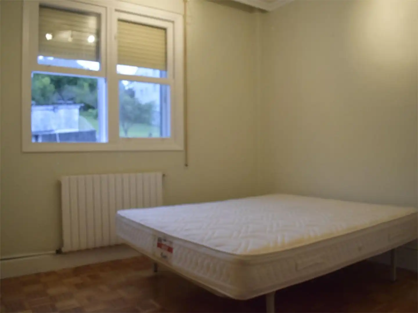 Habitación de Piso en venta en Santiago de Compostela  con Calefacción, Jardín privado y Parquet