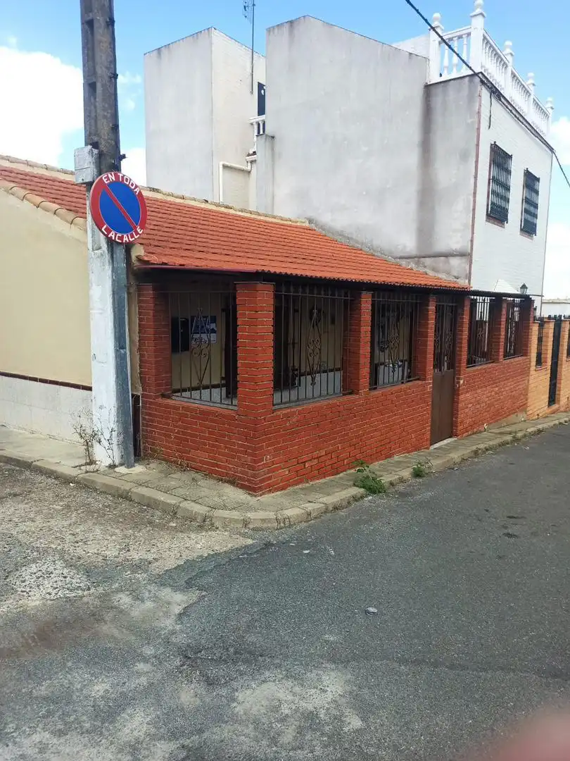 Außenansicht von Erdgeschoss zum Verkauf in Villanueva del Río y Minas mit Klimaanlage, Heizung und Terrasse