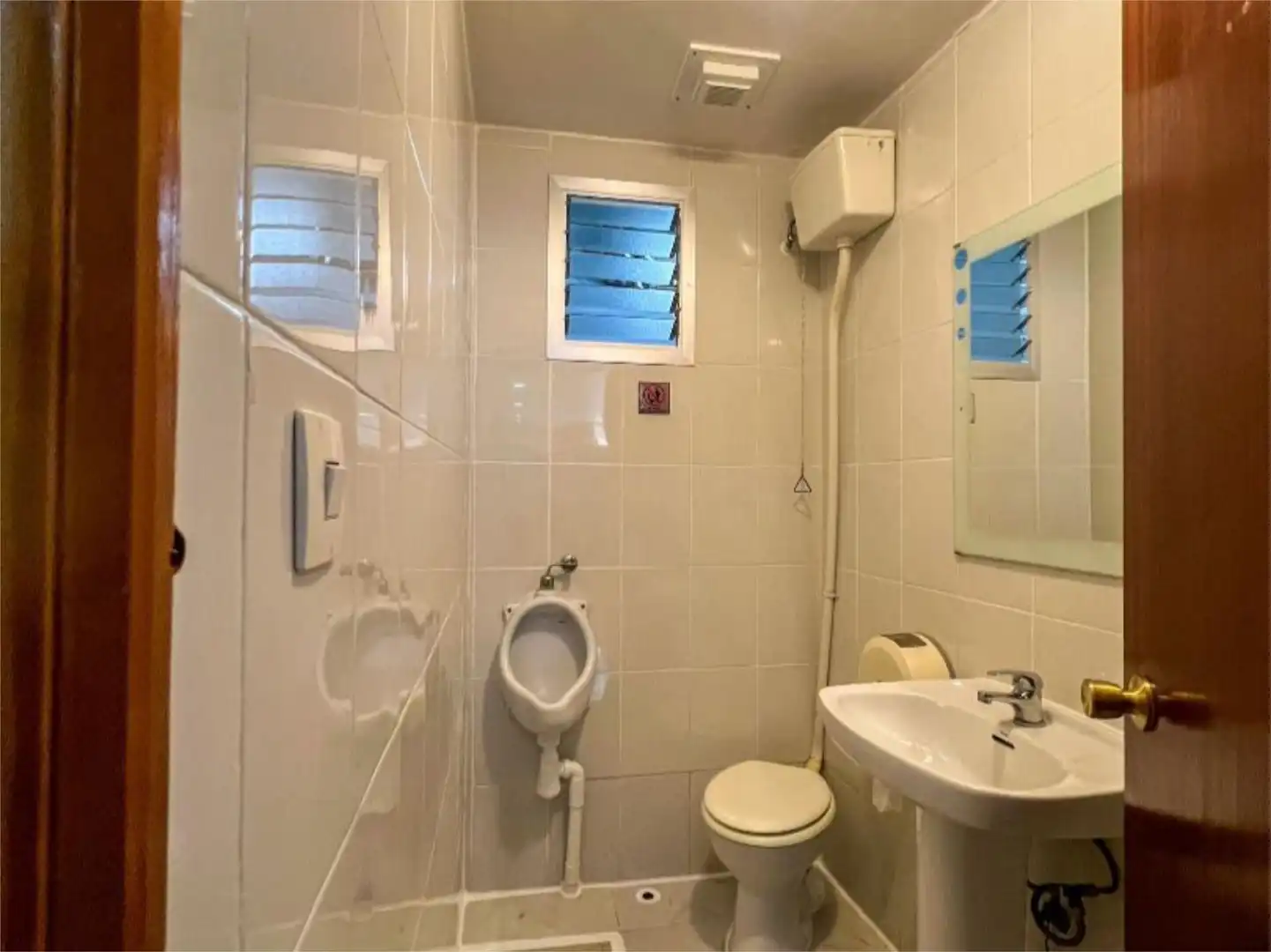 Baño de Local de alquiler en Picassent con Aire acondicionado, Calefacción y Amueblado