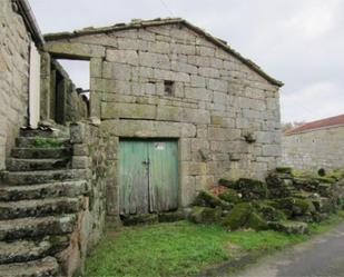 Vista exterior de Casa adosada en venda en Cualedro amb Jardí privat