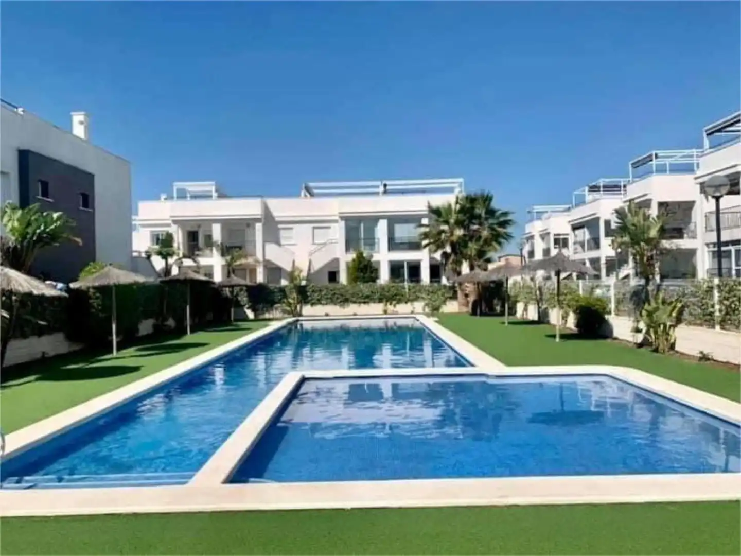 Wohnung zum Verkauf in Calle Cecilio Gallego Alaminos, 11, Parque Acuático - Sector 25 Schwimmbecken von Wohnung zum Verkauf in Torrevieja mit Klimaanlage, Privatgarten und Terrasse