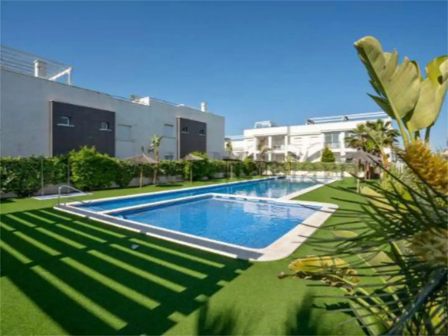 Wohnung zum Verkauf in Calle Cecilio Gallego Alaminos, 11, Parque Acuático - Sector 25 Schwimmbecken von Wohnung zum Verkauf in Torrevieja mit Klimaanlage, Privatgarten und Terrasse