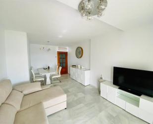 Sala d'estar de Apartament de lloguer en Mijas amb Aire condicionat, Piscina i Balcó