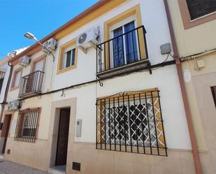 Vista exterior de Casa adosada en venda en Posadas amb Aire condicionat, Terrassa i Balcó