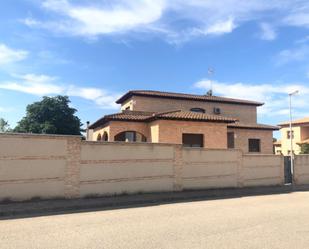 Vista exterior de Casa o xalet en venda en Esquivias amb Aire condicionat, Terrassa i Piscina