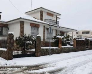 Vista exterior de Casa o xalet en venda en La Puebla de Montalbán amb Aire condicionat, Terrassa i Piscina