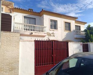 Vista exterior de Casa adosada en venda en Espartinas amb Aire condicionat i Balcó