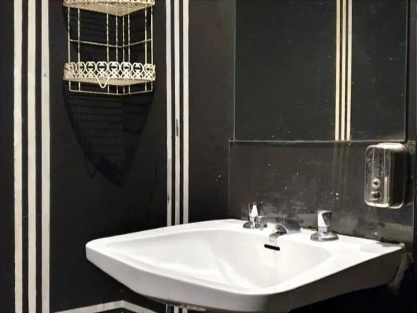 Local en venta en Calle de la Palma, 69, Universidad - Malasaña Baño de Local en venta en Madrid con Aire acondicionado