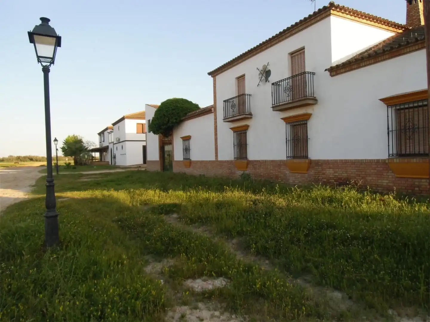 Casa adosada en venda a Calle Torre la Higuera, 34, El Rocío Vista exterior de Casa adosada en venda en Almonte amb Terrassa i Balcó