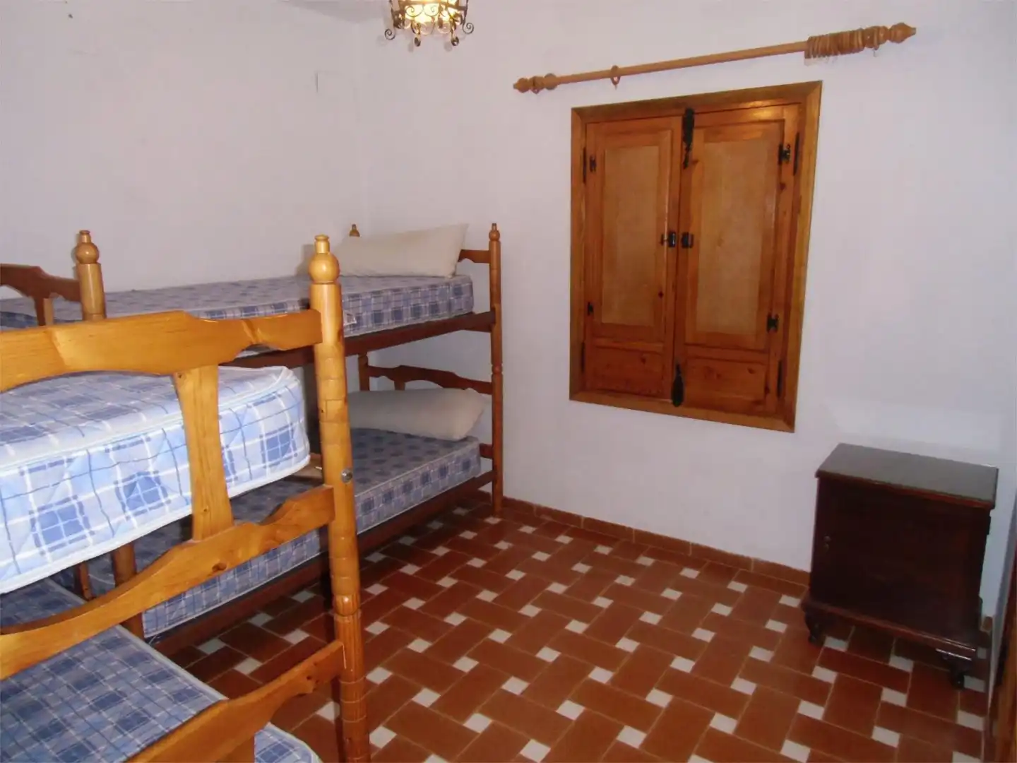Casa adosada en venda a Calle Torre la Higuera, 34, El Rocío Dormitori de Casa adosada en venda en Almonte amb Terrassa i Balcó
