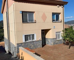 Vista exterior de Casa o xalet en venda en Sant Boi de Llobregat amb Aire condicionat, Terrassa i Piscina