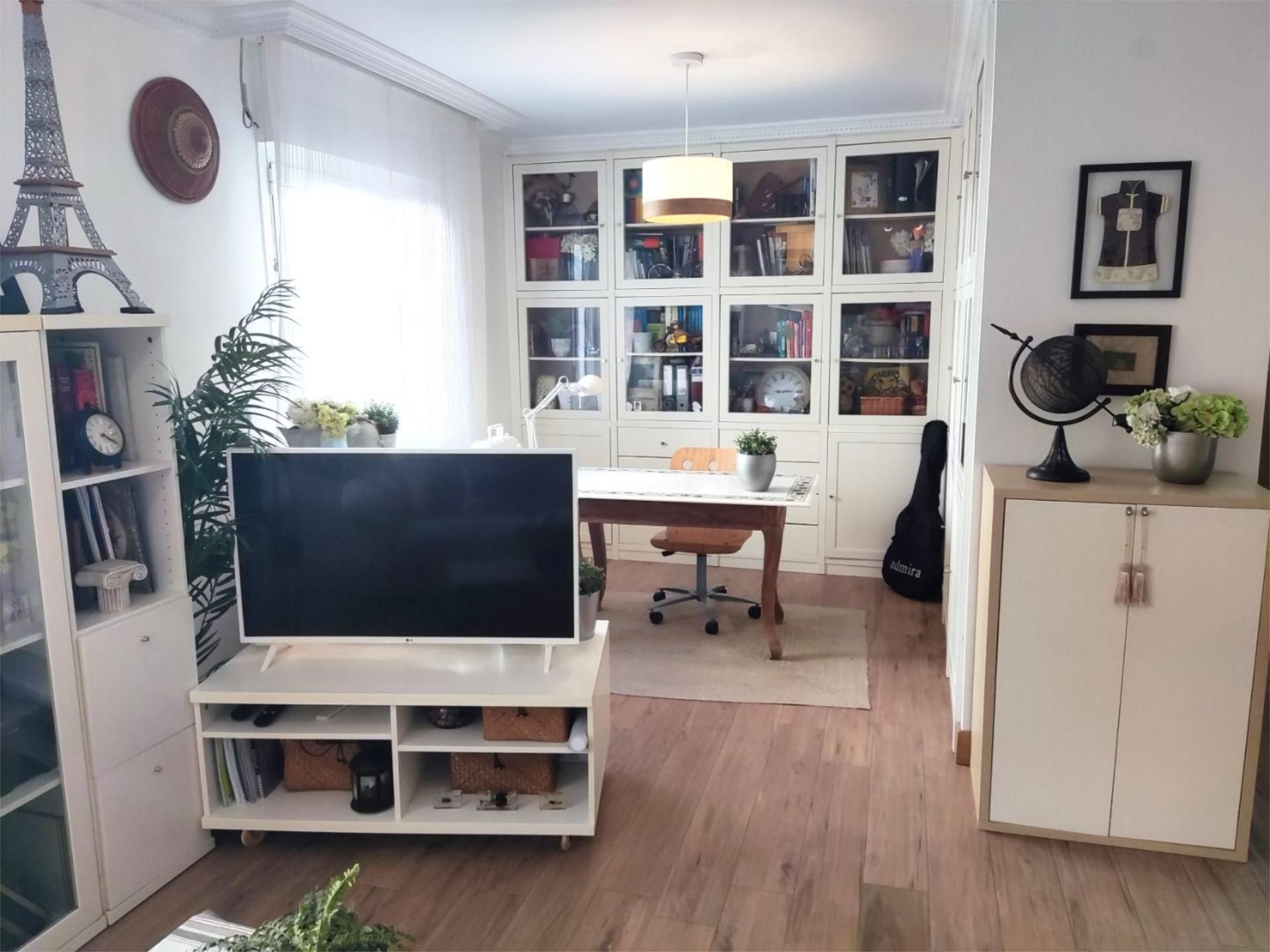 Sala d'estar de Pis en venda en Santurtzi  amb Terrassa i Balcó