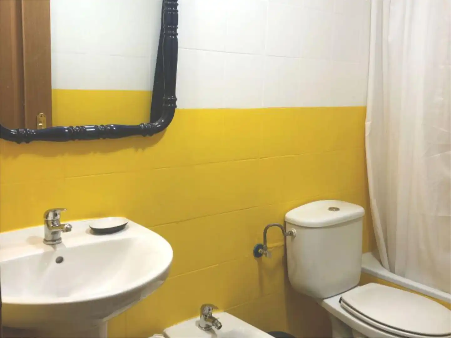 Habitación en Avenida de Logroño, 11, Alameda de Osuna Baño de Casa o chalet para compartir en Madrid con Calefacción, Jardín privado y Terraza