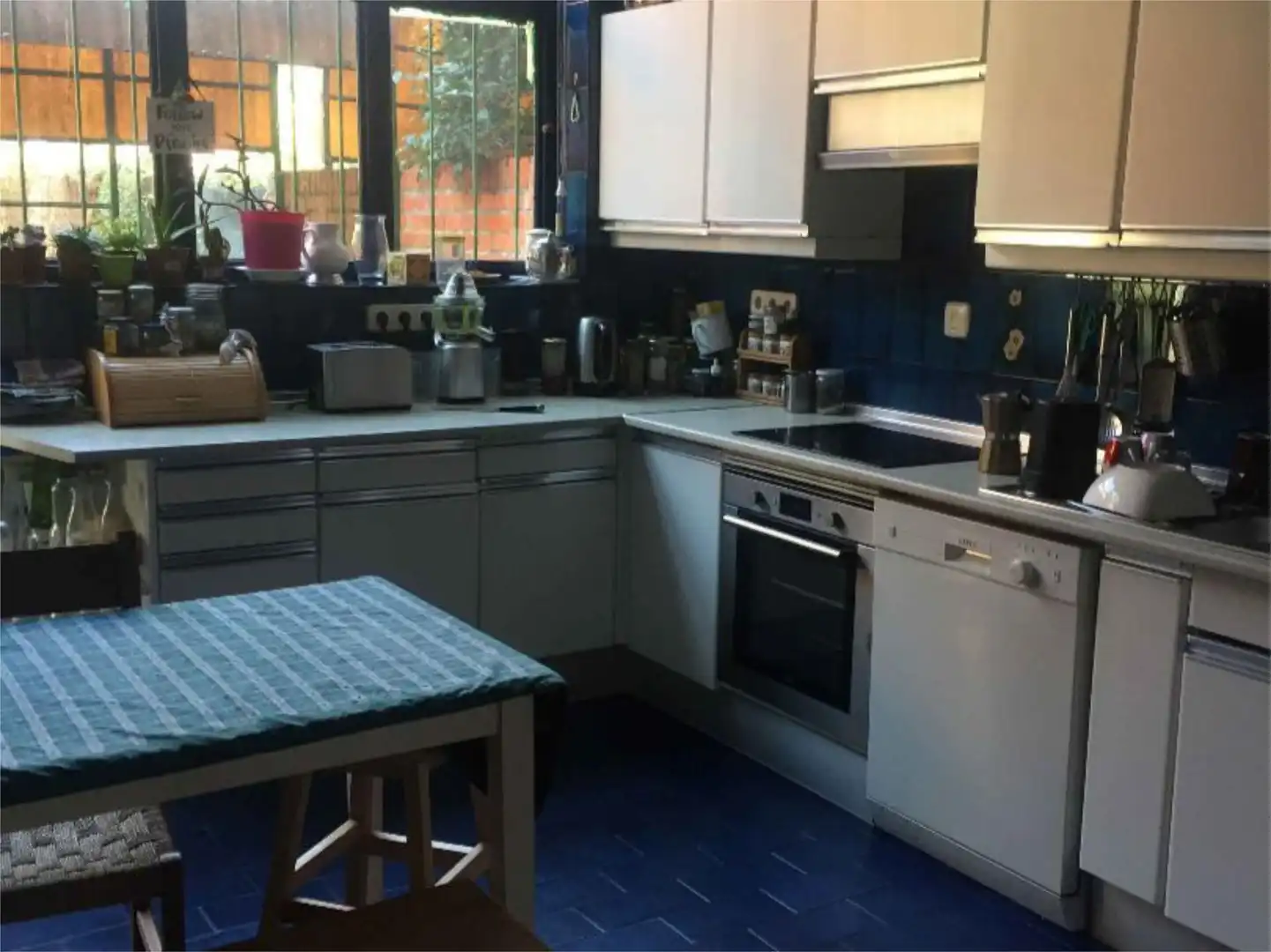Habitación en Avenida de Logroño, 11, Alameda de Osuna Cocina de Casa o chalet para compartir en Madrid con Calefacción, Jardín privado y Terraza