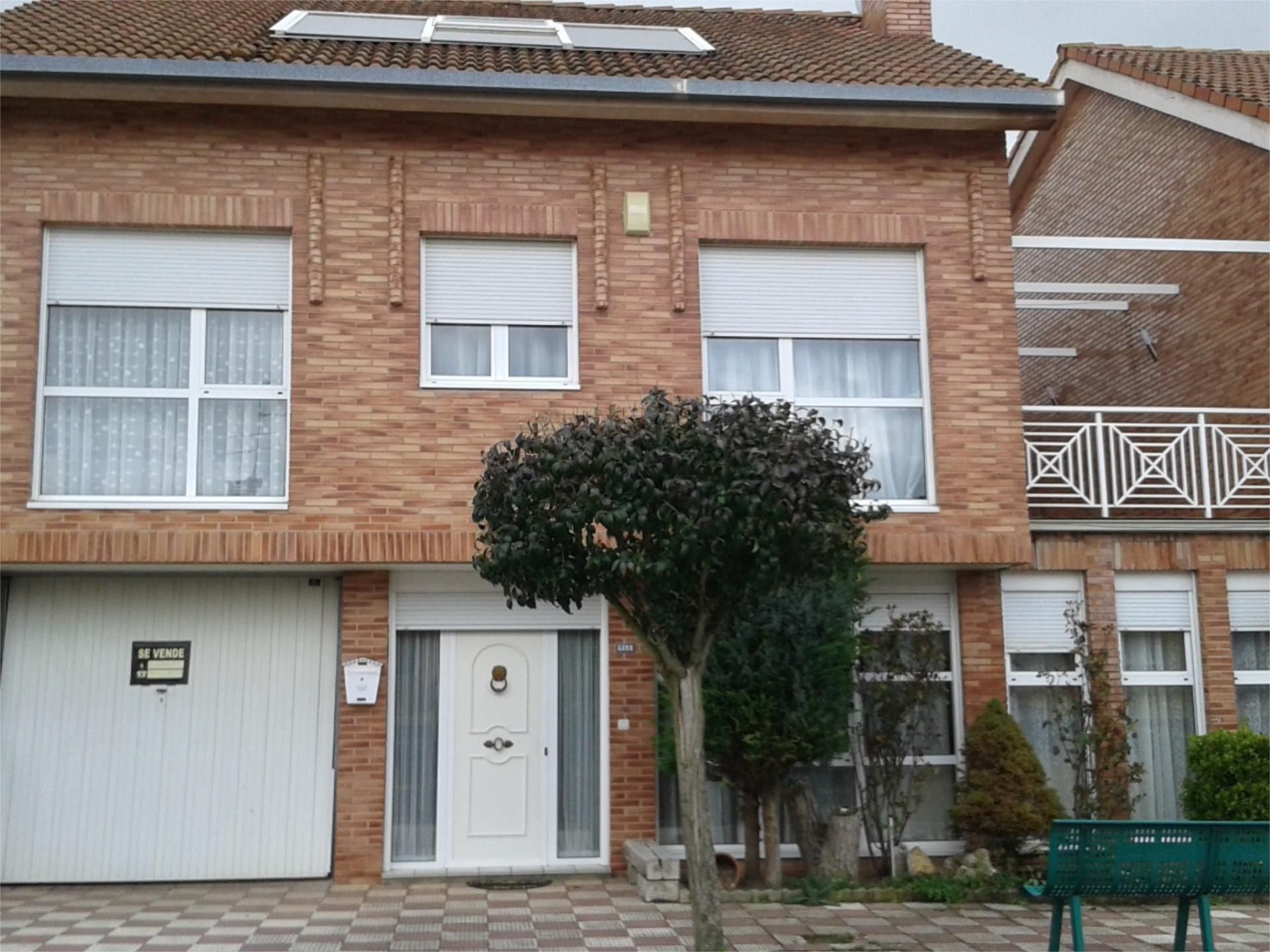 Vista exterior de Casa adosada en venda en Rubena amb Calefacció, Jardí privat i Terrassa