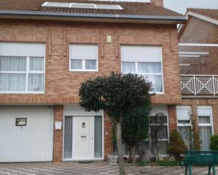 Vista exterior de Casa adosada en venda en Rubena amb Calefacció, Jardí privat i Terrassa