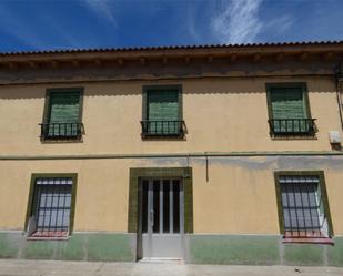 Vista exterior de Casa adosada en venda en Villavicencio de los Caballeros amb Calefacció, Traster i Moblat