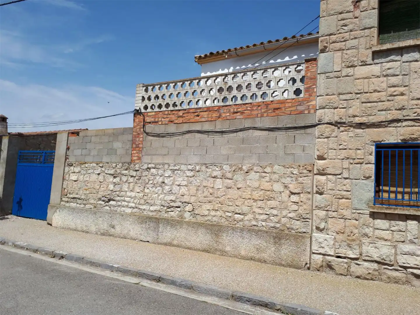 Casa adosada en venta en Plaza de España, 4, Sariñena Vista exterior de Casa adosada en venta en Sariñena con Terraza y Balcón