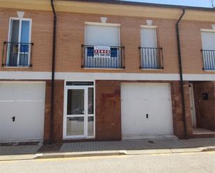 Vista exterior de Casa adosada en venda en Burgo de Osma - Ciudad de Osma amb Calefacció, Jardí privat i Parquet