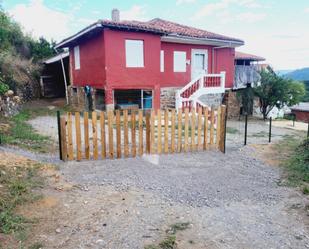 Vista exterior de Casa adosada en venda en Salas amb Terrassa i Balcó