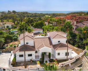 Vista exterior de Casa o xalet en venda en Estepona amb Aire condicionat, Terrassa i Piscina