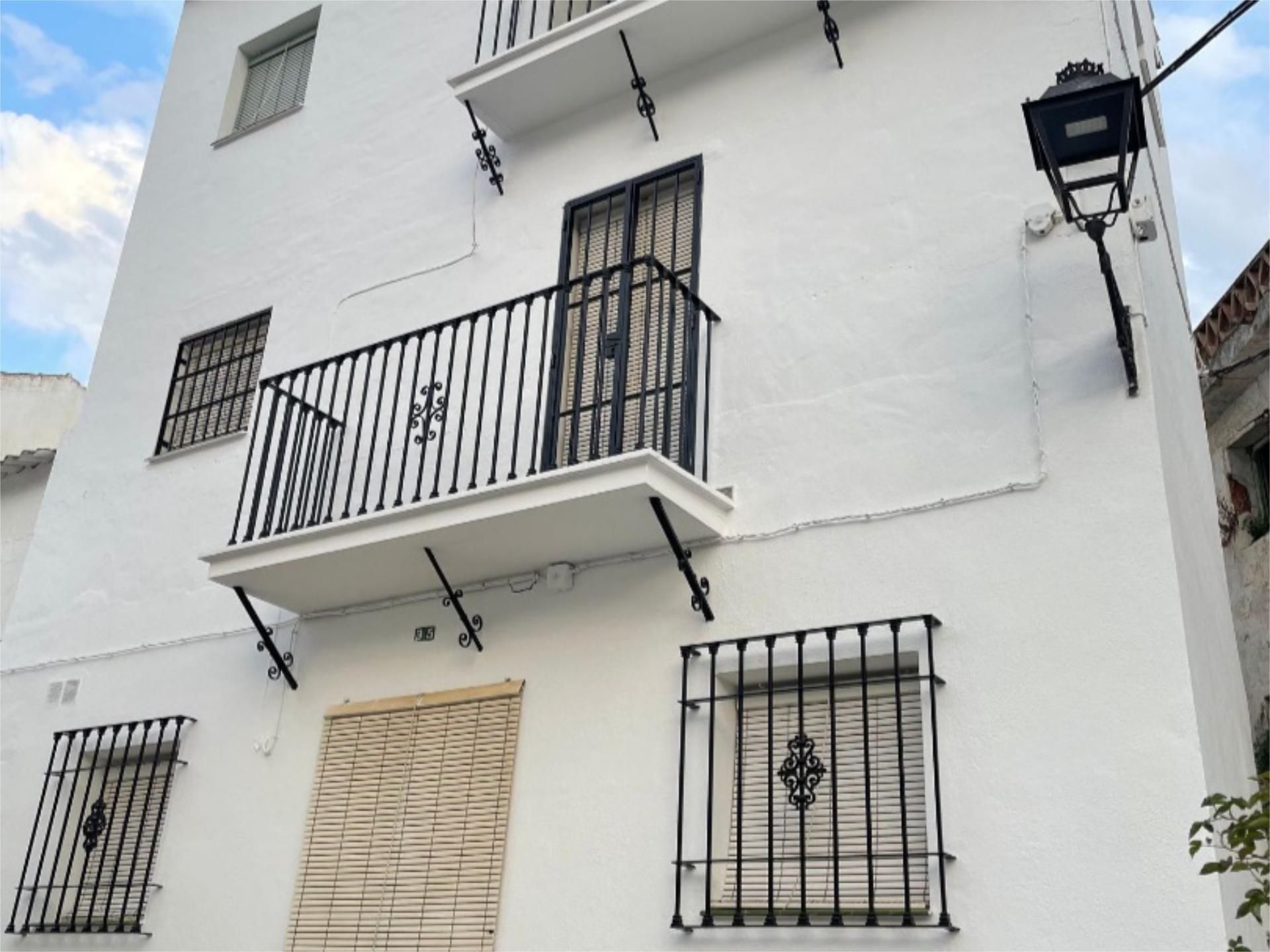 Vista exterior de Casa adosada en venda en Igualeja amb Traster, Moblat i Balcó