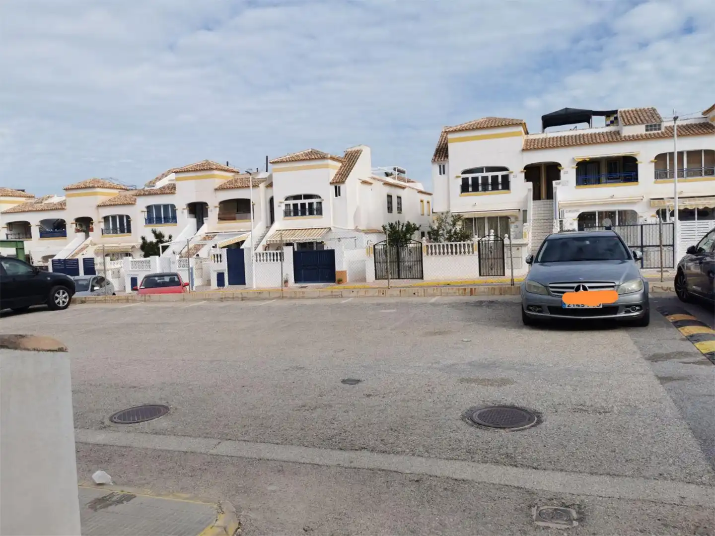 Außenansicht von Einfamilien-Reihenhaus zum Verkauf in Santa Pola mit Terrasse und Schwimmbad