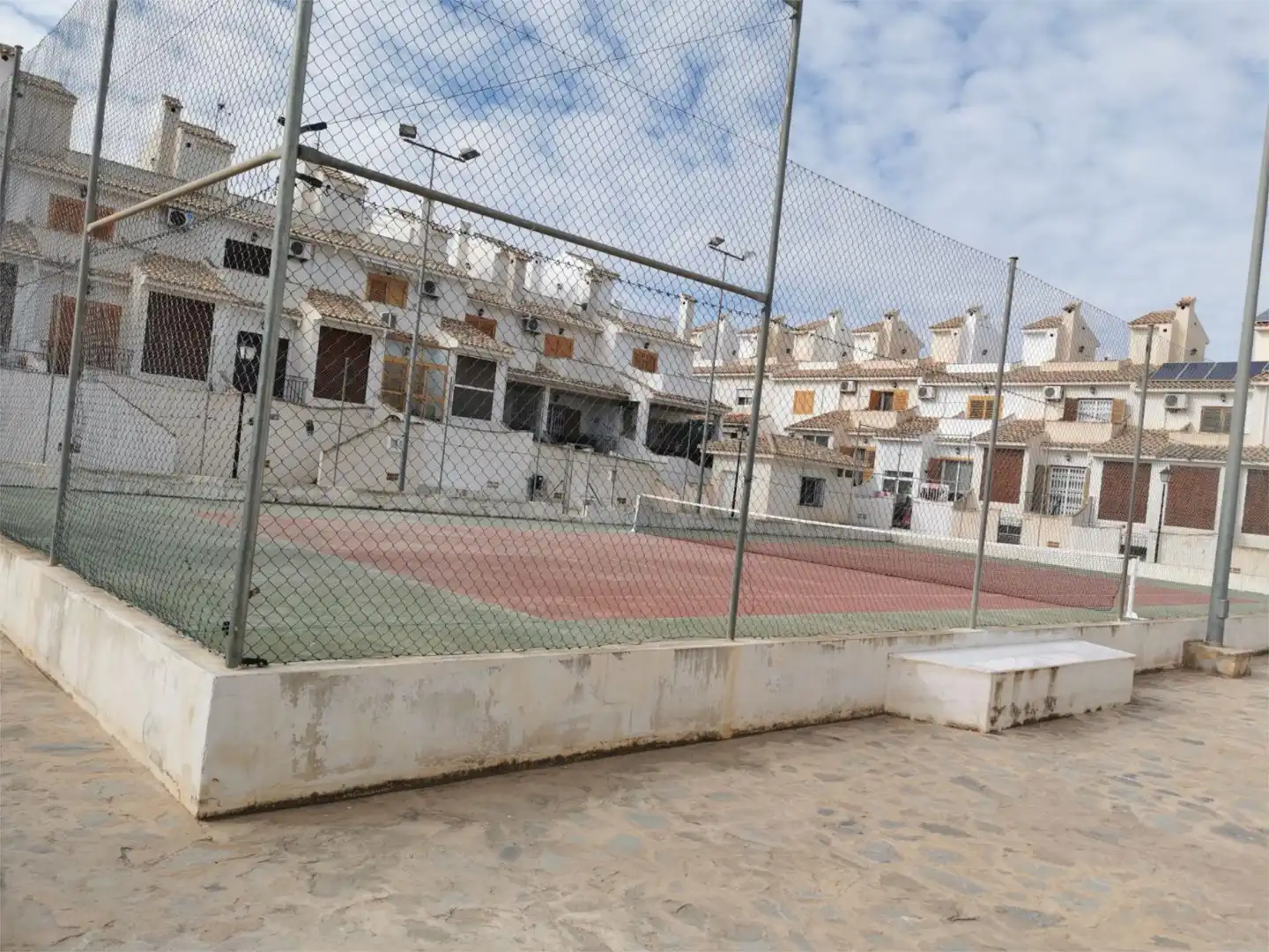 Außenansicht von Einfamilien-Reihenhaus zum Verkauf in Santa Pola mit Terrasse und Schwimmbad