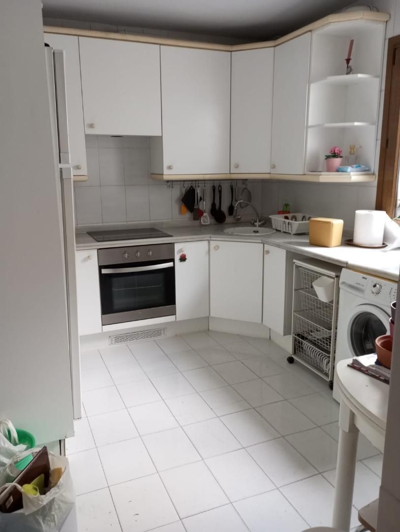 Kitchen of Flat to share in Oviedo   with Heating, Parquet flooring and Furnished