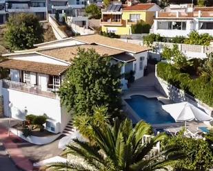 Vista exterior de Casa o xalet en venda en Benalmádena amb Aire condicionat, Terrassa i Piscina