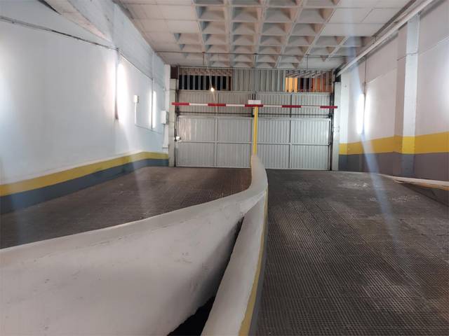 Garaje en Alquiler en Calle Luis Montoto, 107a en San Pablo