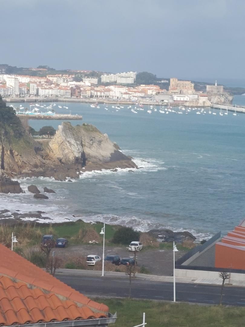 Vista exterior de Àtic de lloguer en Castro-Urdiales amb Calefacció, Parquet i Terrassa