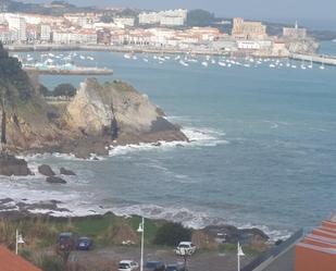 Vista exterior de Àtic de lloguer en Castro-Urdiales amb Terrassa i Piscina