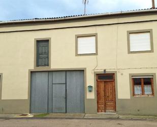 Vista exterior de Casa adosada en venda en Soto de la Vega amb Calefacció, Traster i Moblat