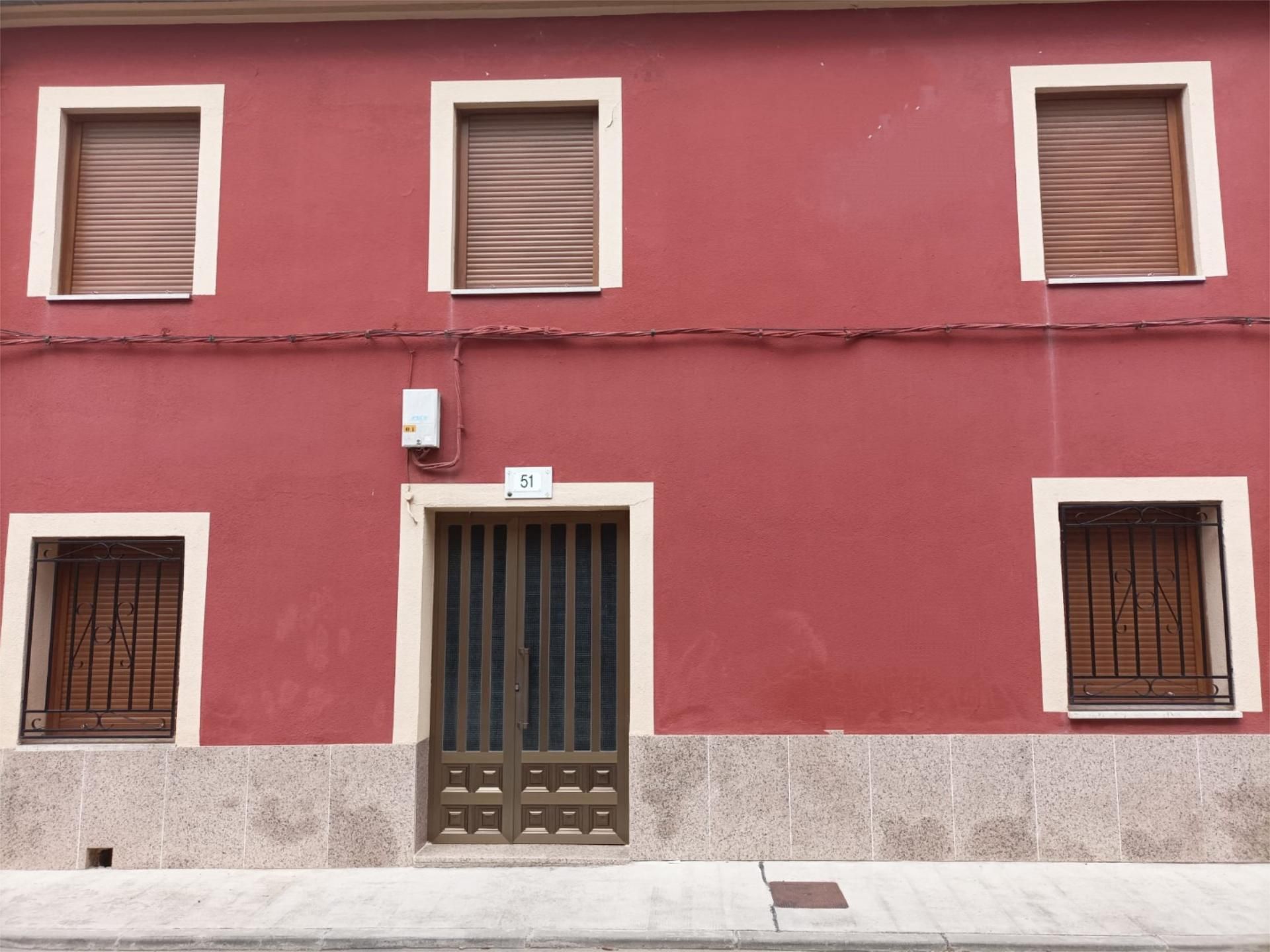 Vista exterior de Casa adosada en venda en Paredes de Nava amb Calefacció, Jardí privat i Parquet