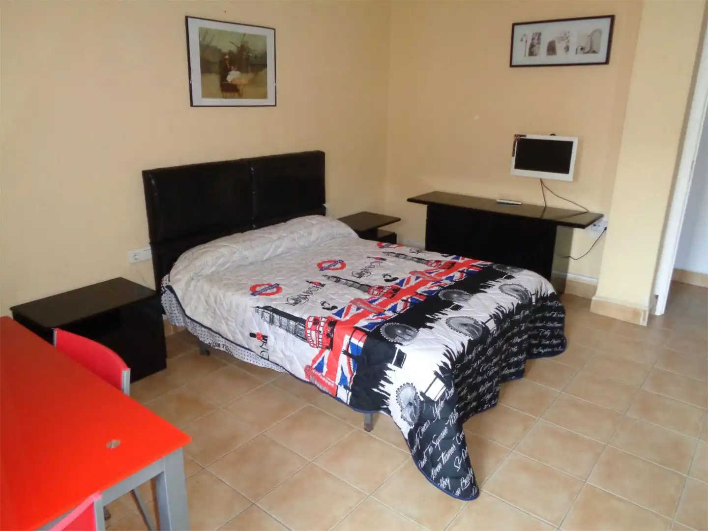Room in Carrer Pintor Josep Segrelles, 21, Oliva pueblo Room in Carrer Pintor Josep Segrelles, 21, Oliva pueblo