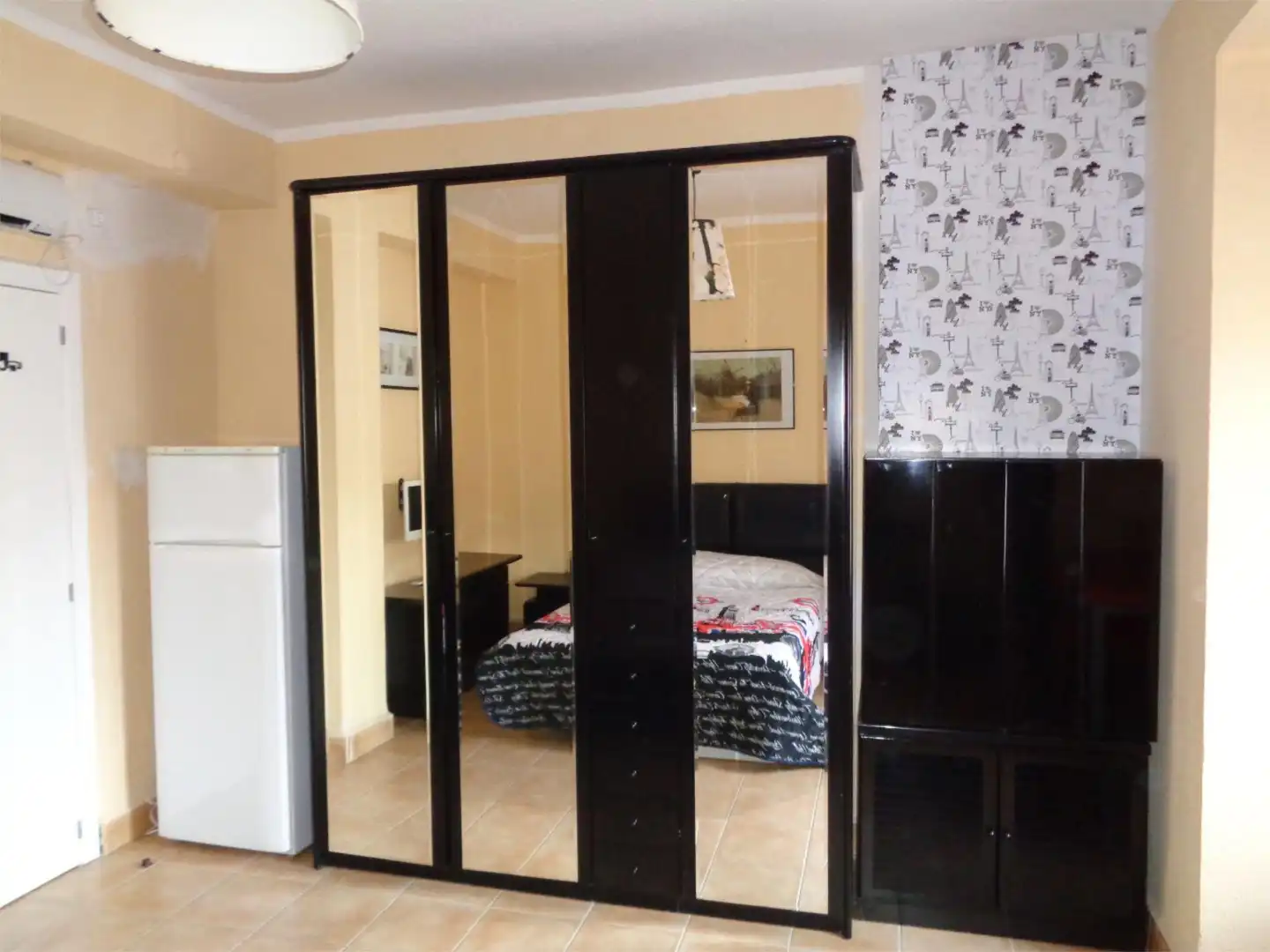 Room in Carrer Pintor Josep Segrelles, 21, Oliva pueblo Room in Carrer Pintor Josep Segrelles, 21, Oliva pueblo