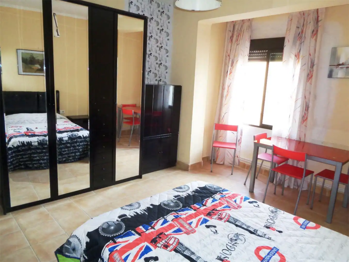 Room in Carrer Pintor Josep Segrelles, 21, Oliva pueblo Room in Carrer Pintor Josep Segrelles, 21, Oliva pueblo