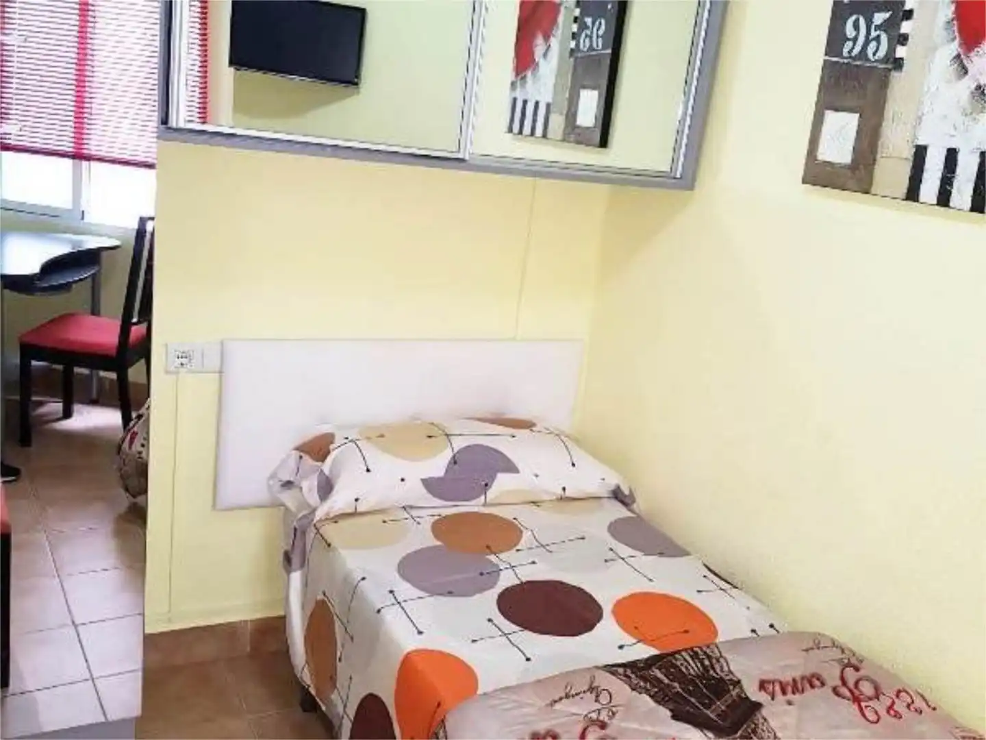 Room in Carrer Pintor Josep Segrelles, 21, Oliva pueblo Room in Carrer Pintor Josep Segrelles, 21, Oliva pueblo