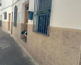 Vista exterior de Casa adosada en venda en Castillo de Locubín amb Aire condicionat