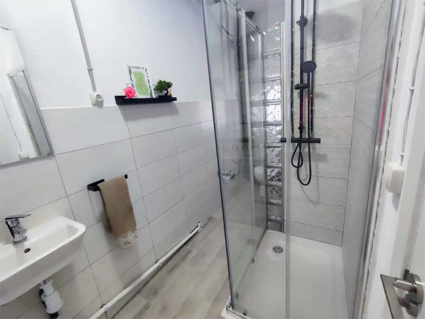 Room in Carrer d'Antoni Forrellad, 60, Can Puiggener Bathroom of Flat for share in Sabadell with Air Conditioner, Heating and Parquet flooring