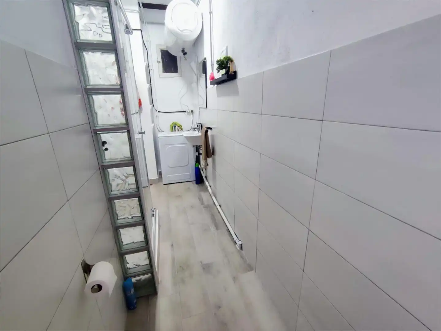 Room in Carrer d'Antoni Forrellad, 60, Can Puiggener Bathroom of Flat for share in Sabadell with Air Conditioner, Heating and Parquet flooring