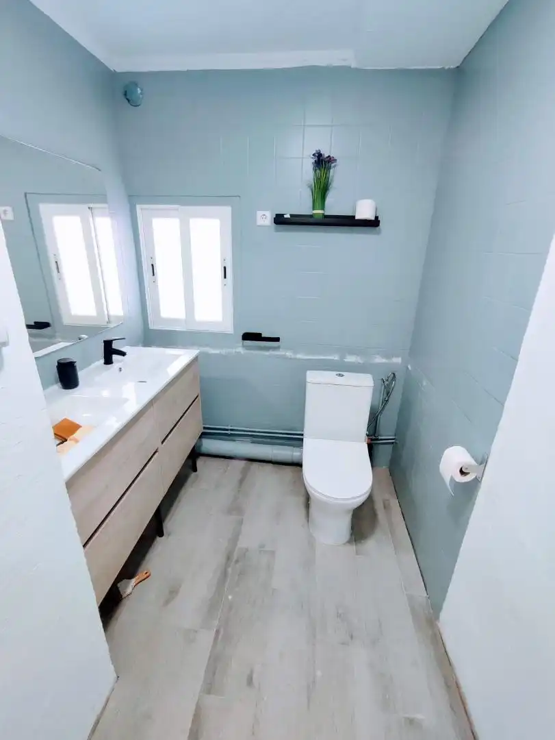 Room in Carrer d'Antoni Forrellad, 60, Can Puiggener Bathroom of Flat for share in Sabadell with Air Conditioner, Heating and Parquet flooring