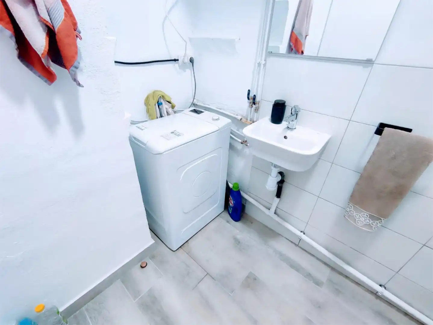 Room in Carrer d'Antoni Forrellad, 60, Can Puiggener Bathroom of Flat for share in Sabadell with Air Conditioner, Heating and Parquet flooring