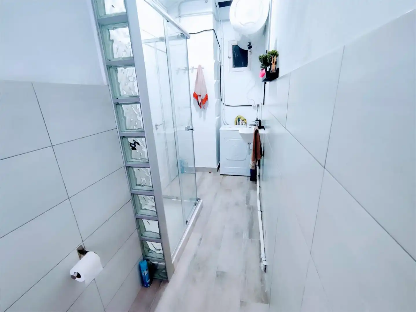 Room in Carrer d'Antoni Forrellad, 60, Can Puiggener Bathroom of Flat for share in Sabadell with Air Conditioner, Heating and Parquet flooring