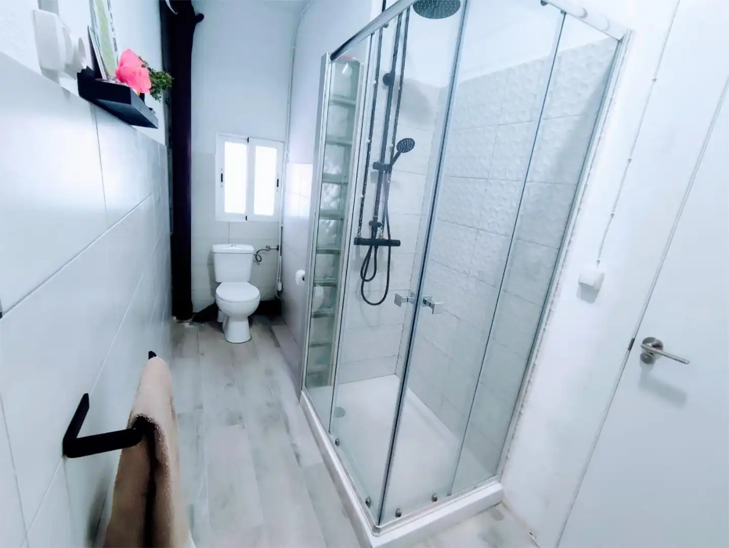 Room in Carrer d'Antoni Forrellad, 60, Can Puiggener Bathroom of Flat for share in Sabadell with Air Conditioner, Heating and Parquet flooring