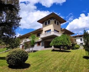 Vista exterior de Casa o xalet en venda en Aretxabaleta amb Terrassa, Piscina i Balcó